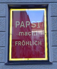 Papst macht Fröhlich