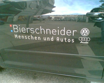 Menschen und Autos